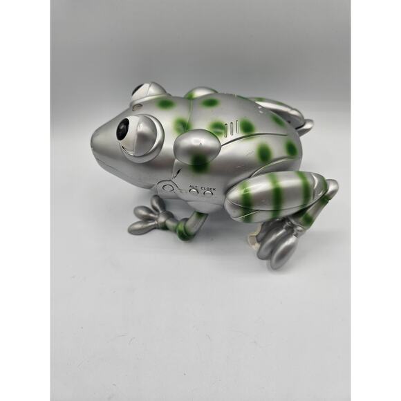 Vintage 1990s Manley Toy Quest Animated Plastic Frog Silver Green Sensor - Picture 2 of 4